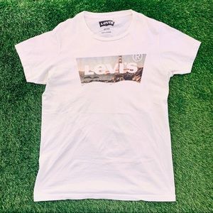 ♻️Levi’s Crewneck T-Shirt Size Medium